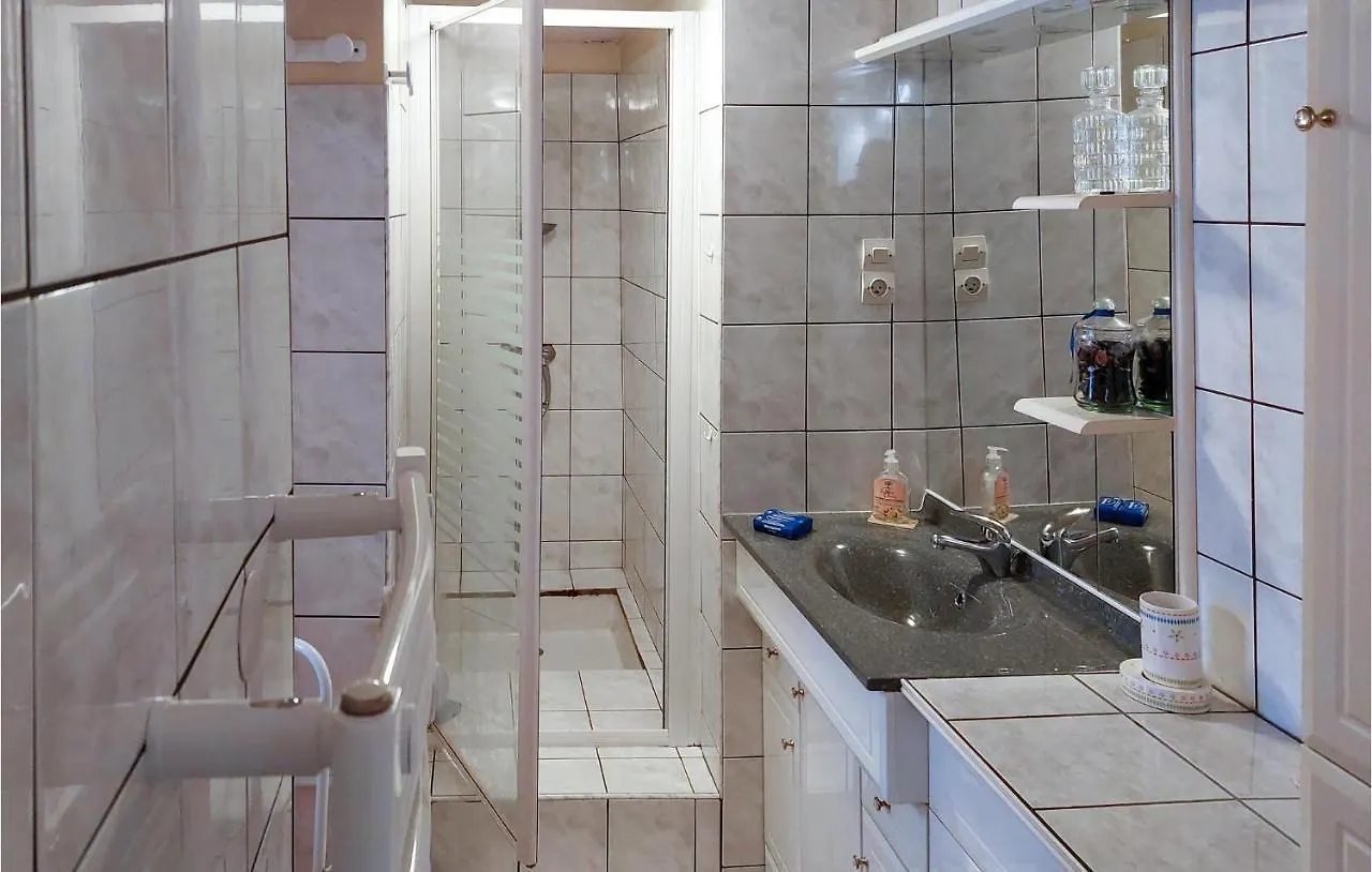 2 Bedroom Stunning Home In Bas-En-Basset
