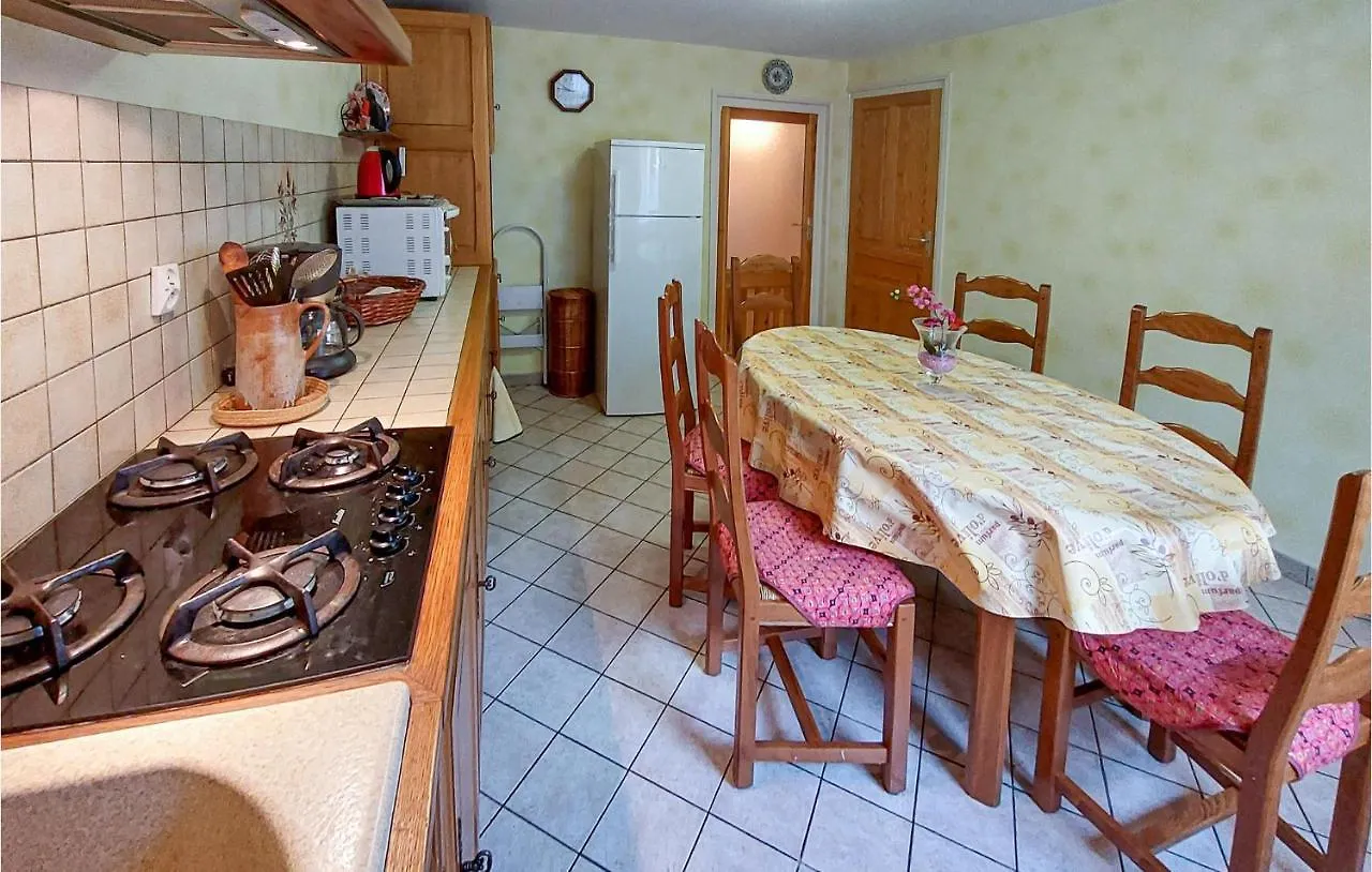 2 Bedroom Stunning Home In Bas-En-Basset Holiday home